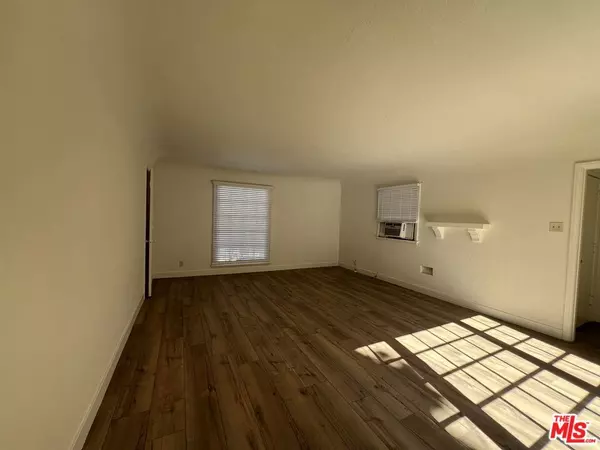 Los Angeles, CA 90019,4956 S San Vicente BLVD