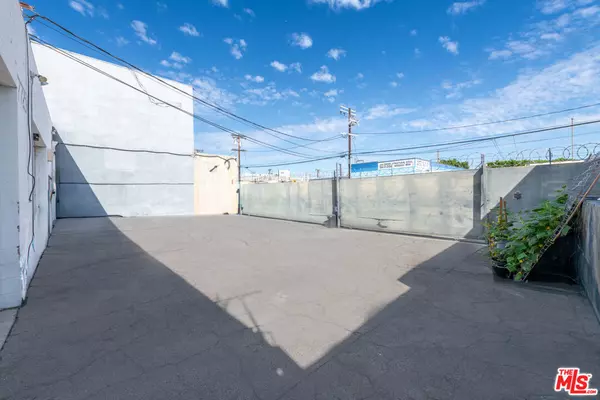 Canoga Park, CA 91304,7725 Deering AVE
