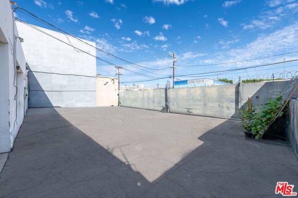 Canoga Park, CA 91304,7725 Deering AVE