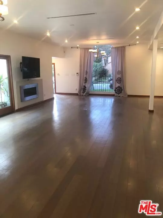 Beverly Hills, CA 90211,128 S Carson RD