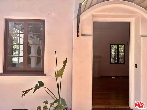 Los Angeles, CA 90048,449 N Sweetzer AVE