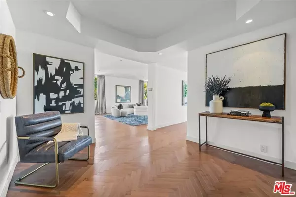 Beverly Hills, CA 90211,300 N Swall DR #452