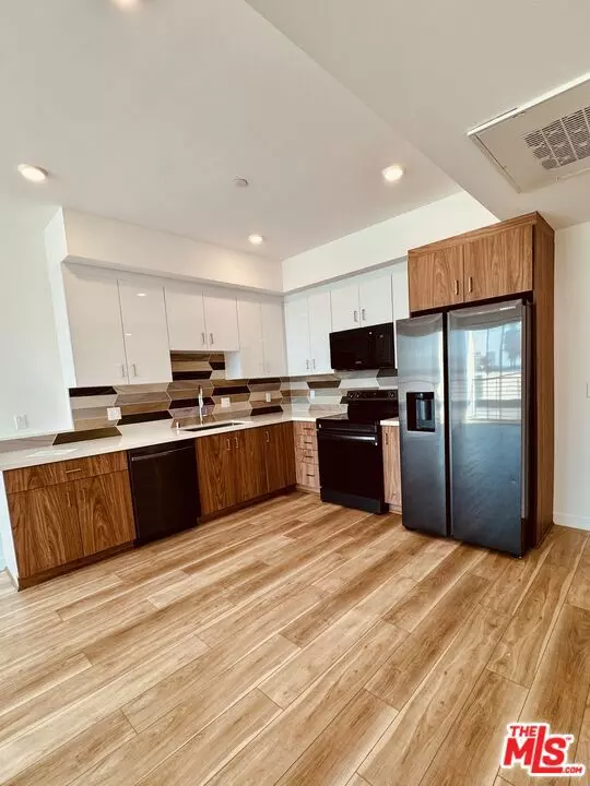 Los Angeles, CA 90004,252 N Hoover ST #501