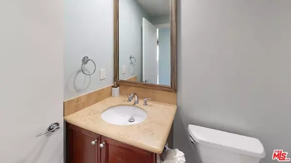 Woodland Hills, CA 91367,5655 COMO CIR