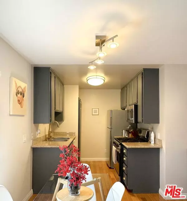 Los Angeles, CA 90036,833 S Orange Grove AVE #6