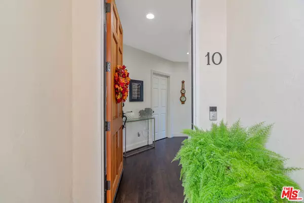 Los Angeles, CA 90048,640 N Sweetzer AVE #10