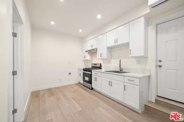 Beverly Hills, CA 90212,212 S Reeves DR #13