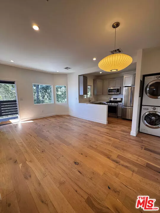 Los Angeles, CA 90026,1548 Lemoyne ST