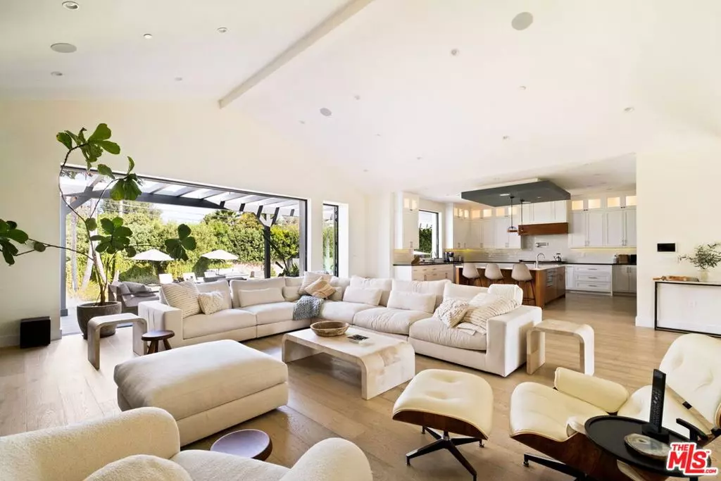 Woodland Hills, CA 91364,19739 Henshaw ST