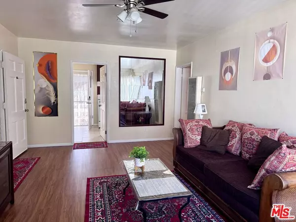 Inglewood, CA 90305,8211 Crenshaw DR #8213 1/2