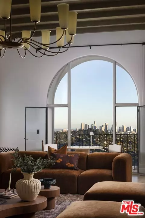 Los Angeles, CA 90027,4048 Farmouth DR