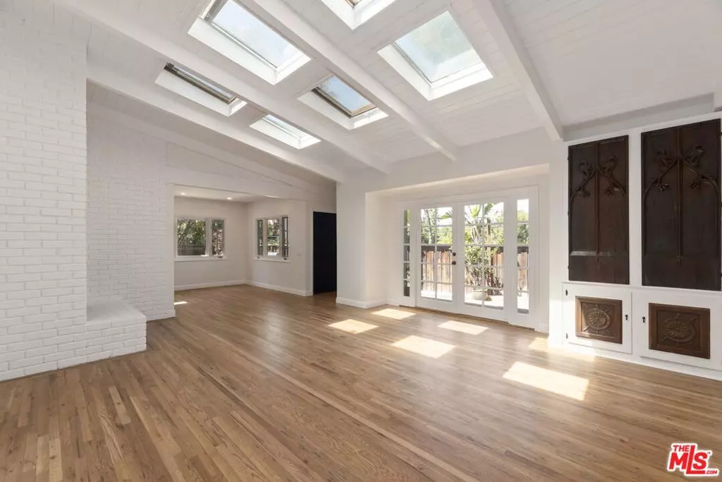 Los Angeles, CA 90046,2222 Sunset Crest DR