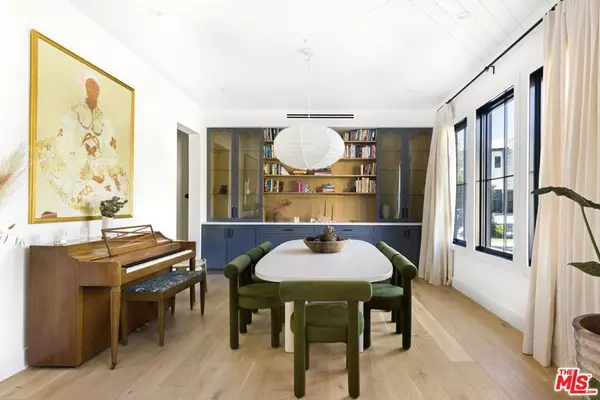 Los Angeles, CA 90068,6310 Mirror Lake DR