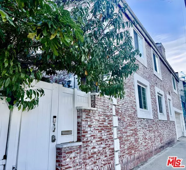 Los Angeles, CA 90068,2225 N Cahuenga BLVD