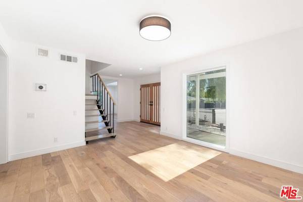 Woodland Hills, CA 91367,23201 Oxnard ST