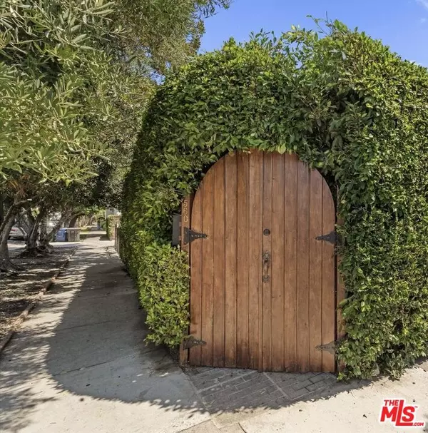 West Hollywood, CA 90048,560 N Croft AVE