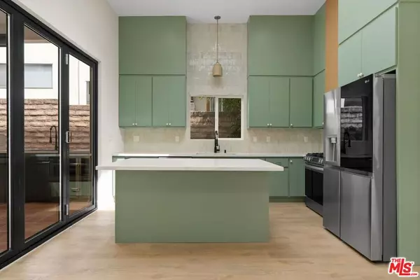 West Hollywood, CA 90069,8589 Rugby DR