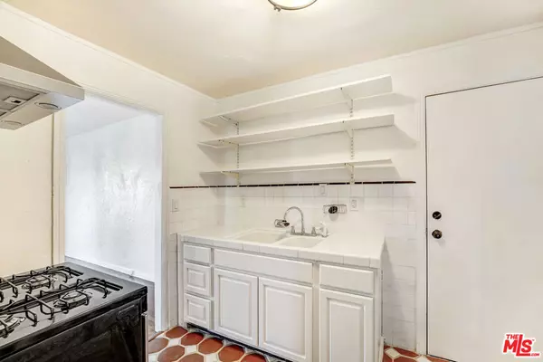 Los Angeles, CA 90026,1382 Edgecliffe DR