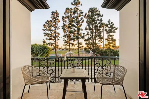 Los Angeles, CA 90045,8906 Yorktown AVE