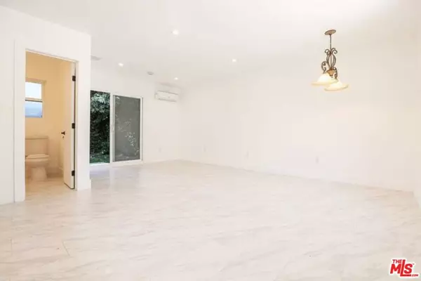 Los Angeles, CA 91364,5307 1/2 Don Pio