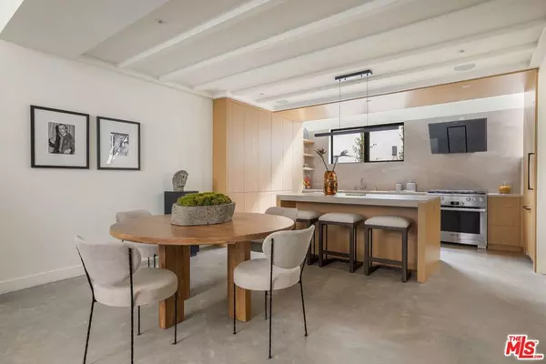 919 Hilldale AVE, West Hollywood, CA 90069
