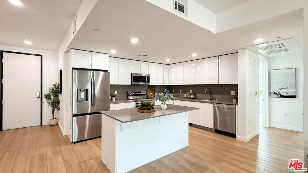 Los Angeles, CA 90028,1759 N Gower ST #402