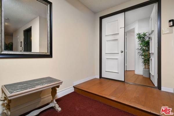 Toluca Lake, CA 91602,10409 Riverside DR #204