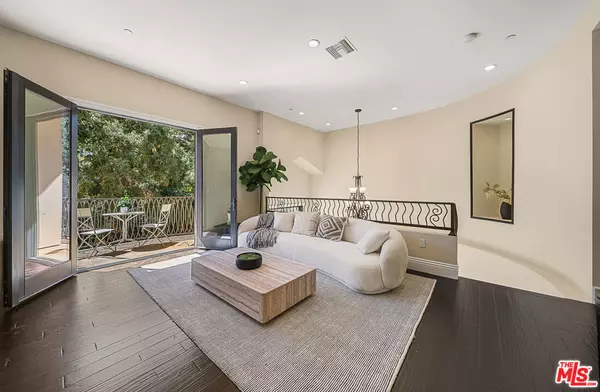 Los Angeles, CA 90068,6477 Deep Dell Pl