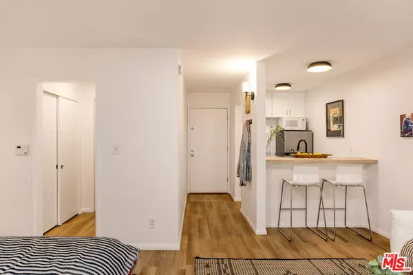 Los Angeles, CA 90020,320 S Ardmore AVE #111