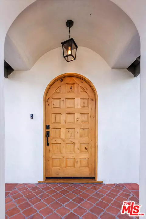 Los Angeles, CA 90019,913 S Mullen AVE