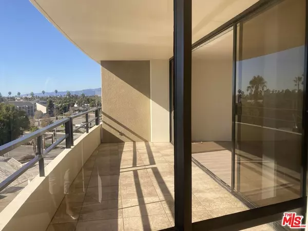 Marina Del Rey, CA 90292,4265 Marina City DR #202