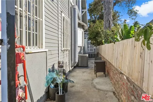 Los Angeles, CA 90037,522 W Vernon AVE