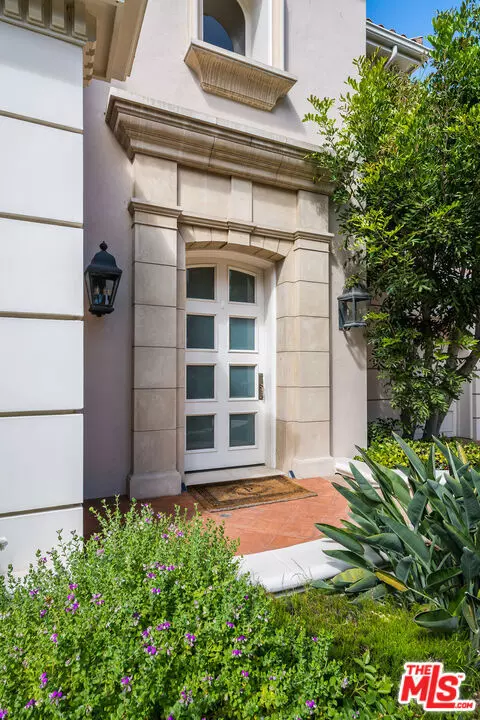 Beverly Hills, CA 90210,915 N Rexford DR