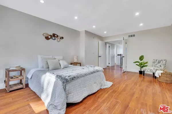 Chatsworth, CA 91311,10210 Larwin AVE #2