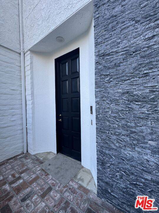 Los Angeles, CA 90069,1713 Queens CT