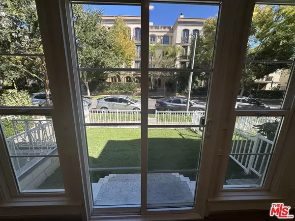 Beverly Hills, CA 90212,133 S Crescent DR #1