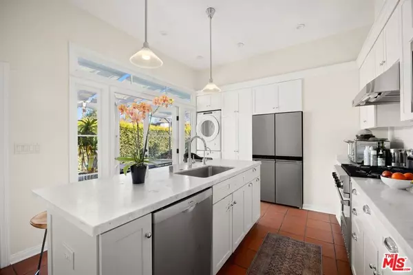 Los Angeles, CA 90048,6502 Commodore Sloat DR