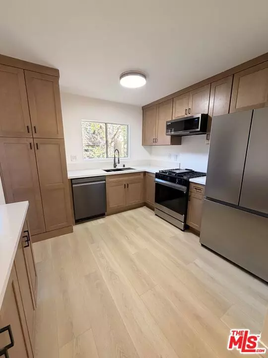 Tarzana, CA 91356,18350 Hatteras ST #256