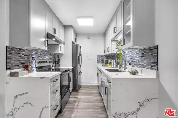 Encino, CA 91316,5460 White Oak AVE #D309