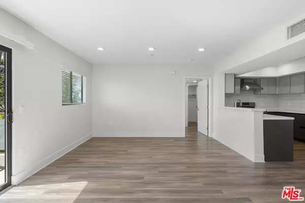 Los Angeles, CA 90004,5030 Rosewood AVE #501