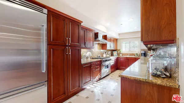West Hollywood, CA 90048,118 S Clark DR #105