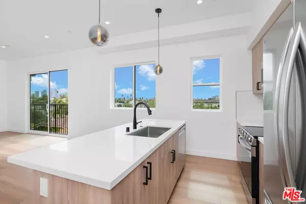 Los Angeles, CA 90026,728 1/4 Robinson ST