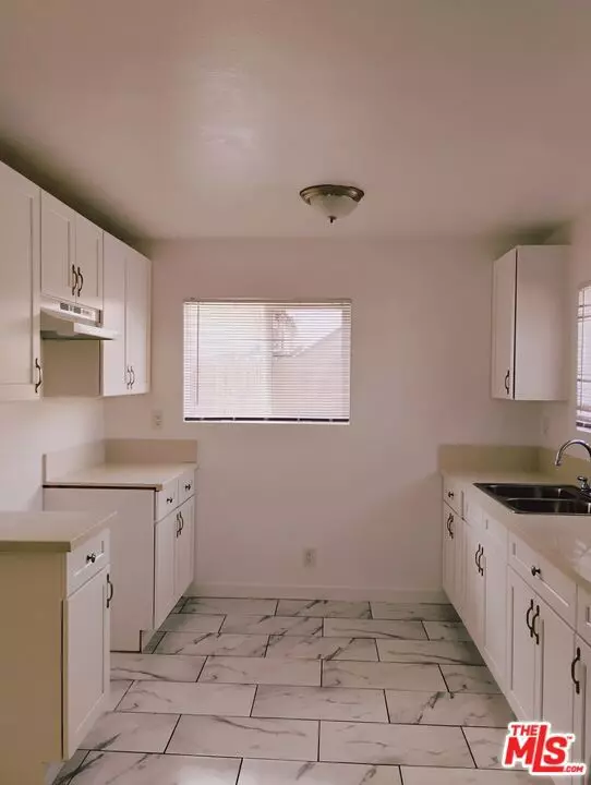 Los Angeles, CA 90003,5939 S San Pedro ST