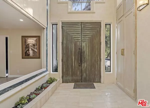 Los Angeles, CA 90069,9213 Warbler WAY