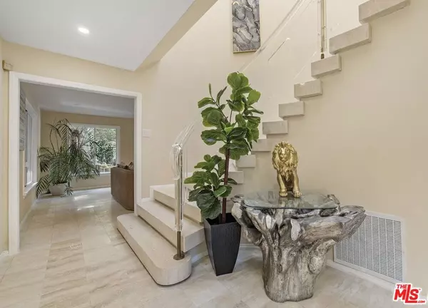 Los Angeles, CA 90069,9213 Warbler WAY