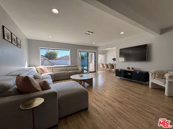 10148 Gothic AVE, North Hills, CA 91343