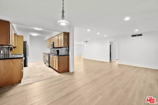 Beverly Hills, CA 90210,262 N Crescent DR #3A