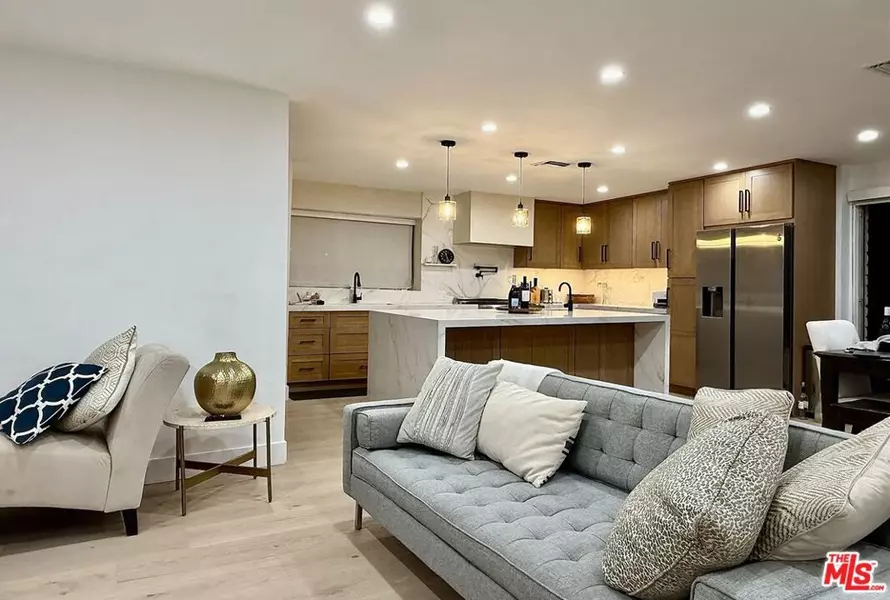 4108 N Valley Vista CT, Sherman Oaks, CA 91403