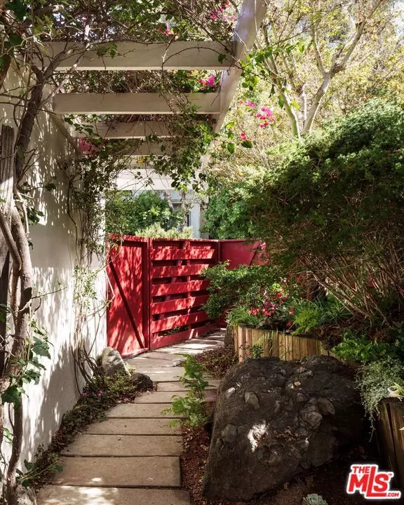 Los Angeles, CA 90068,2764 Outpost DR