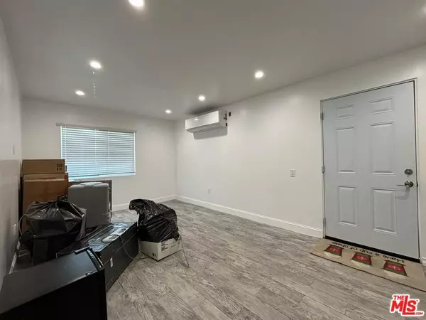 Canoga Park, CA 91304,8369 Deering AVE